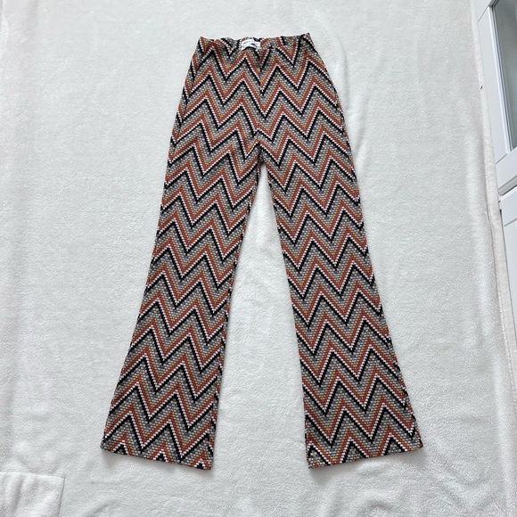 UO Urban Outfitters Bryn Pull-On Flare Pant in Orange Zigzag Size Small - Picture 4 of 13